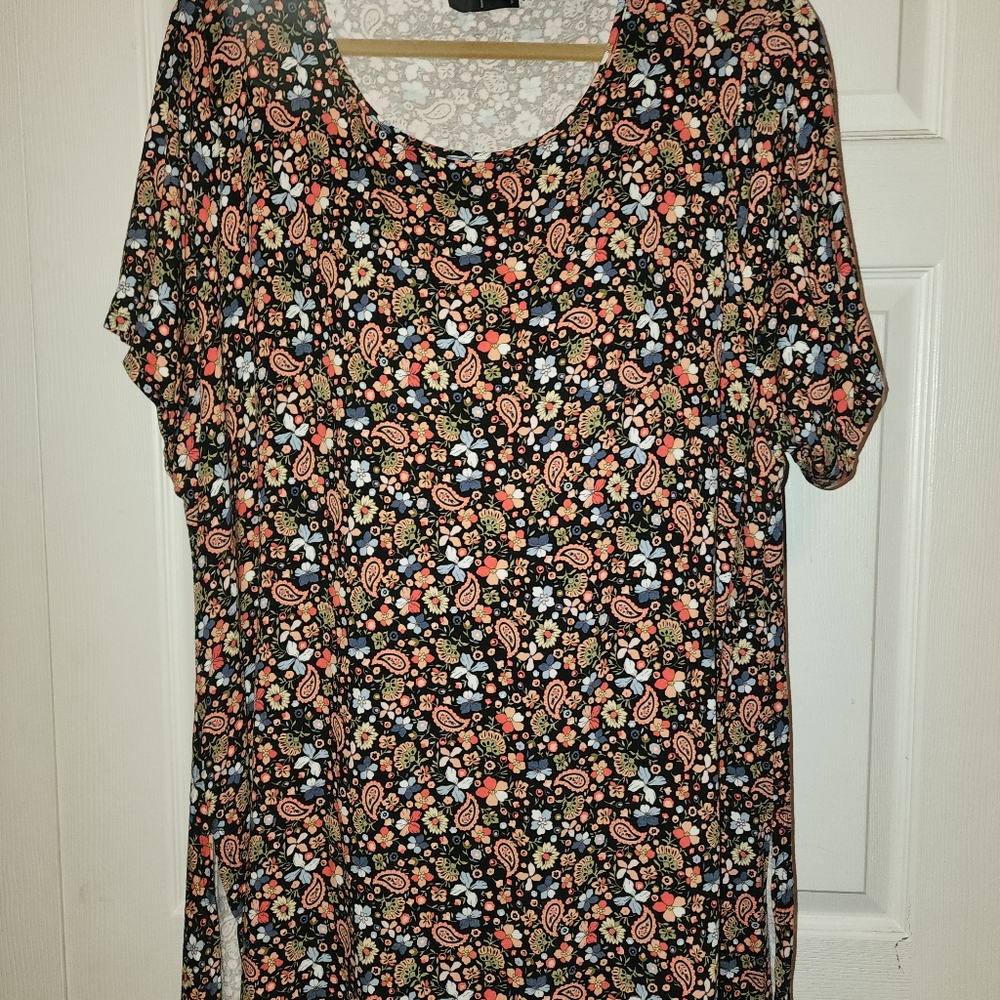 Tahari floral tshirt
